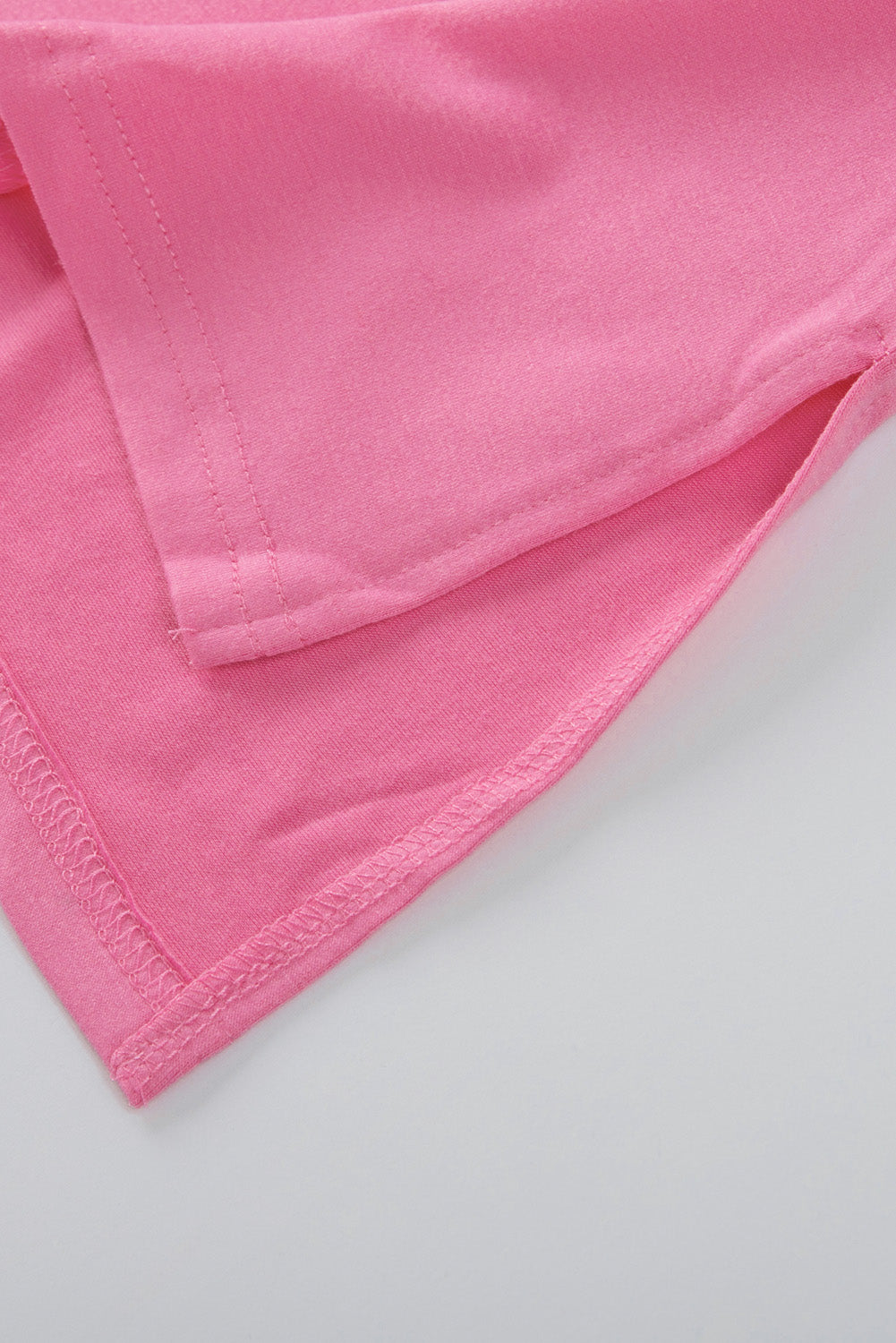 Majica s kratkimi rokavi z roza belimi črtami in v izrezom