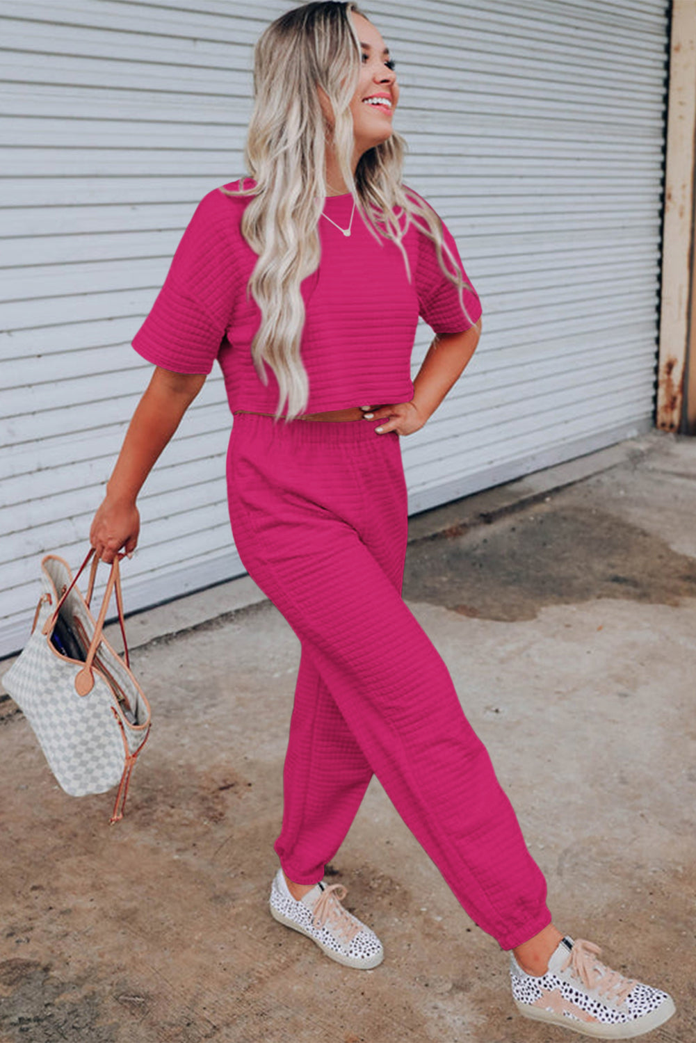 Ensemble t-shirt court texturé en treillis rouge rose et pantalon de jogging