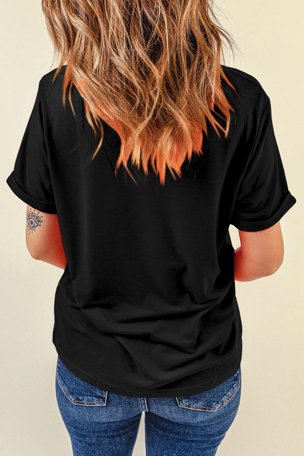 T-shirt nera con grafica SOFT BALL Chic Letter