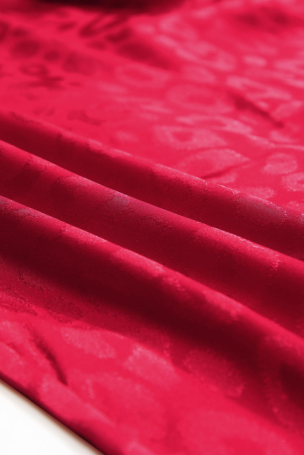 Ognjeno rdeč komplet za salon z dolgimi rokavi in ​​kratkimi hlačami iz 2 kosov satenastega leoparda