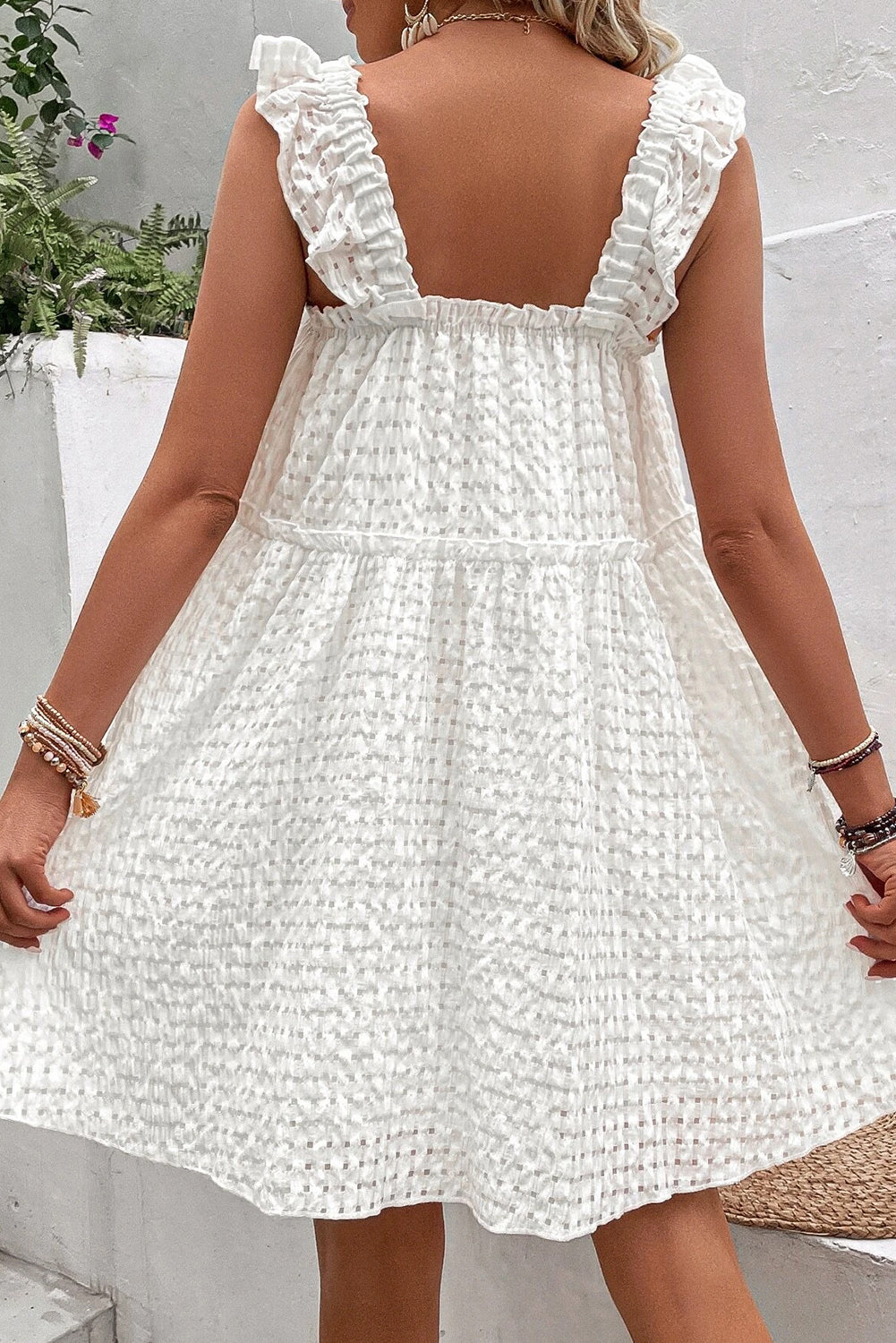Bijela karirana lepršava haljina bez rukava s naborima