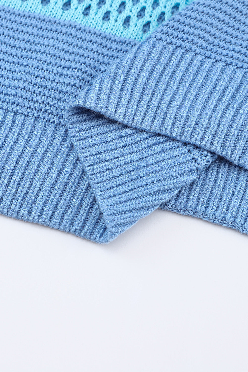 Nebesno modra pletena majica s črtastimi pol rokavi v barvnih blokih