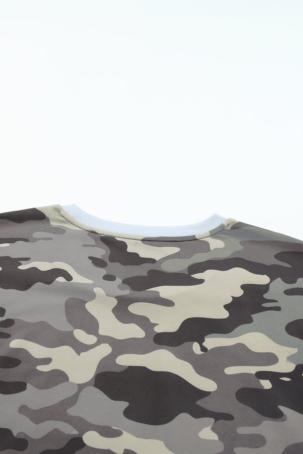 T-shirt gris à imprimé camouflage et ourlet noué