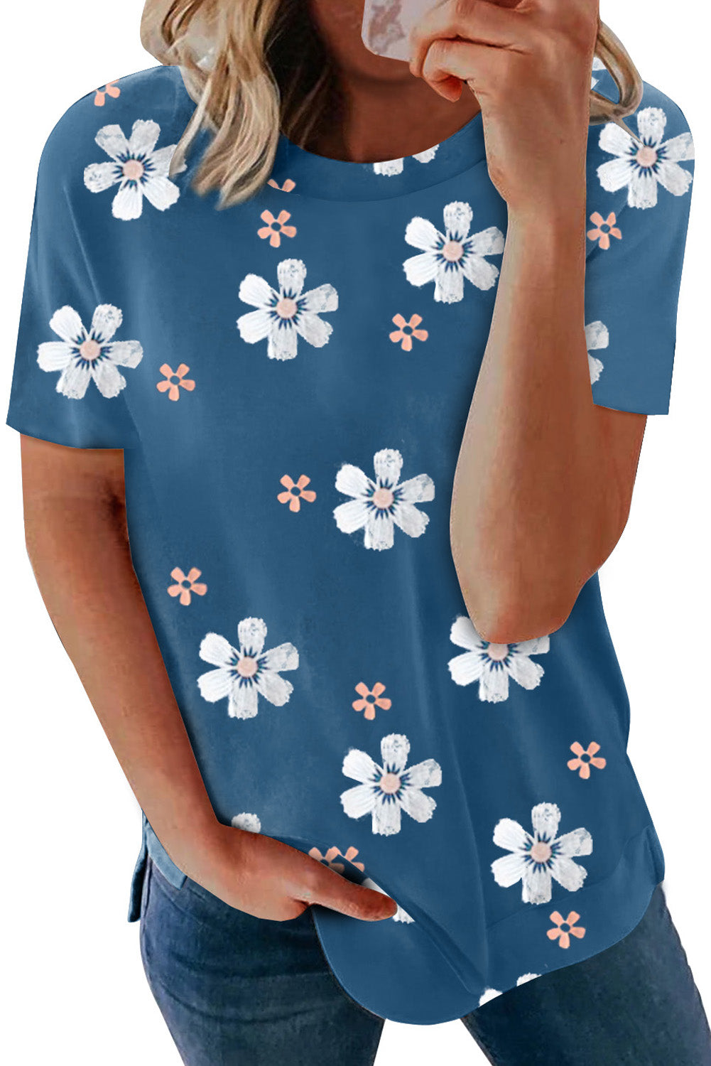 Plava majica s cvjetnim uzorkom