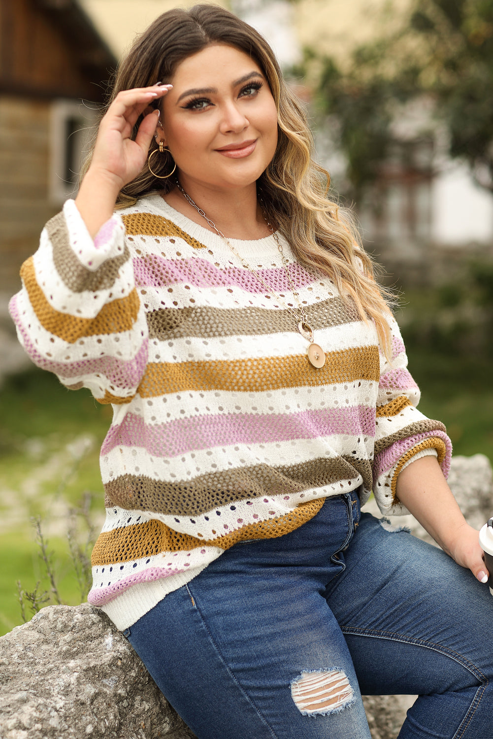 Višebojni pleteni široki pulover s prugama i šupljinama veće veličine