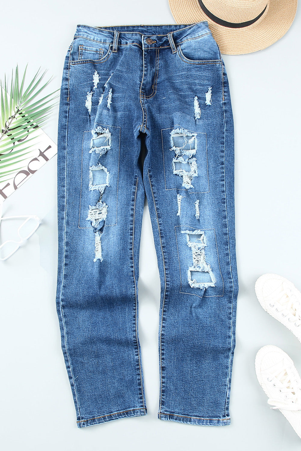 Jeans effetto consumato con tasche con bottoni blu cielo