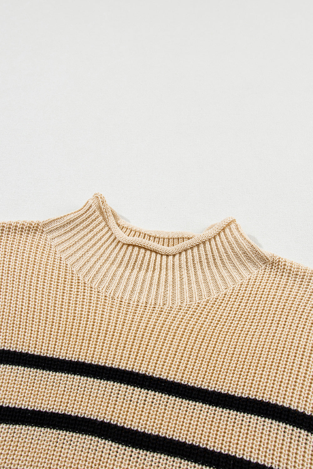 Maglione a collo alto lavorato a maglia a coste a righe pergamena