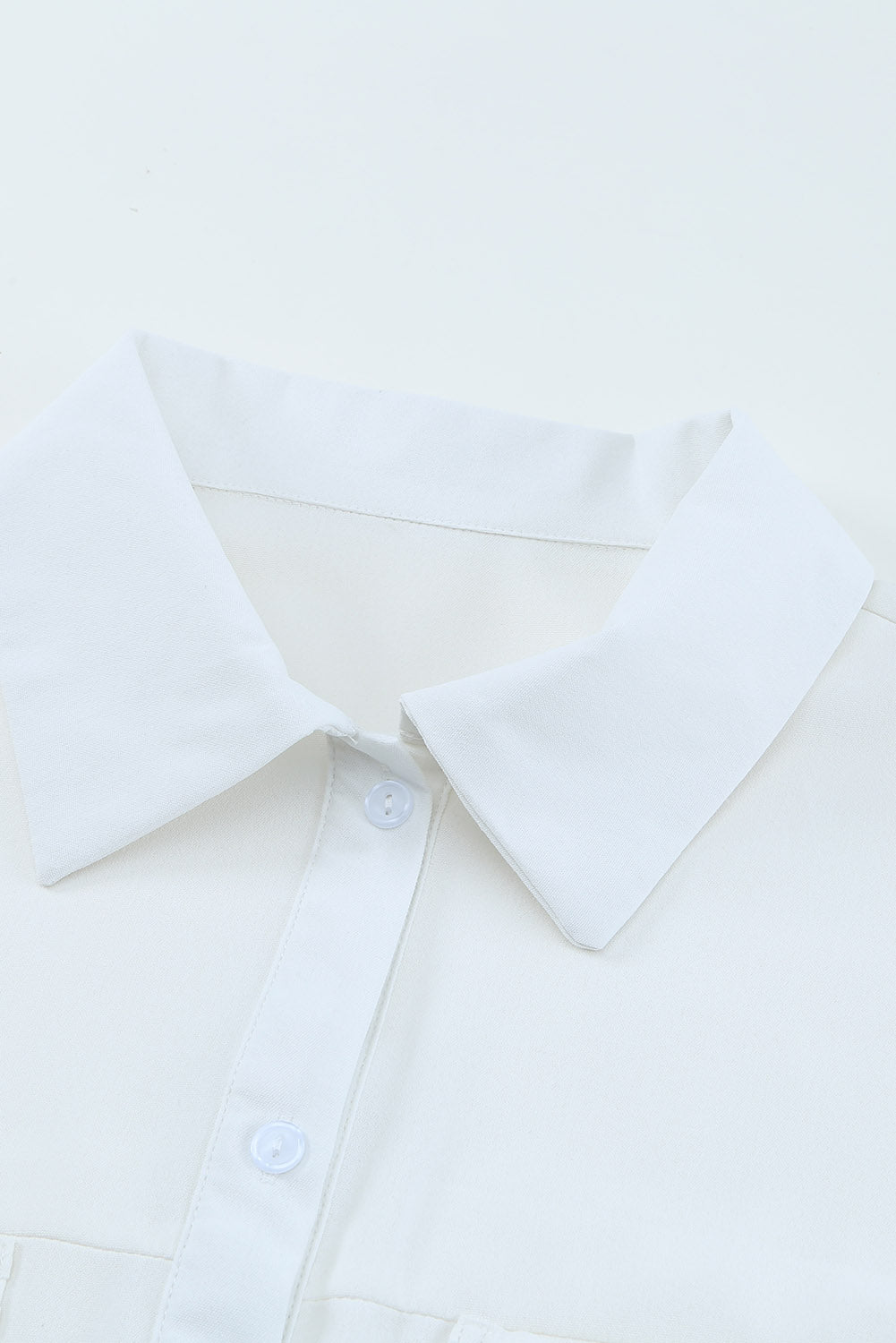 Bela enobarvna srajca z dolgimi rokavi in ​​gumbi
