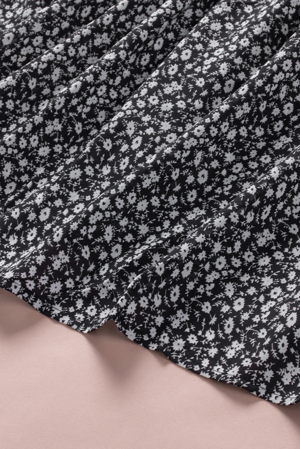 Črna majica brez rokavov s cvetličnimi naborki in naramnicami
