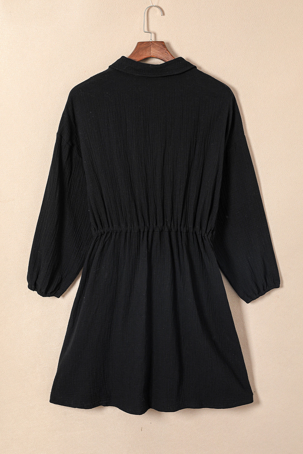 Črna srajčna obleka z gumbi in teksturo velike velikosti