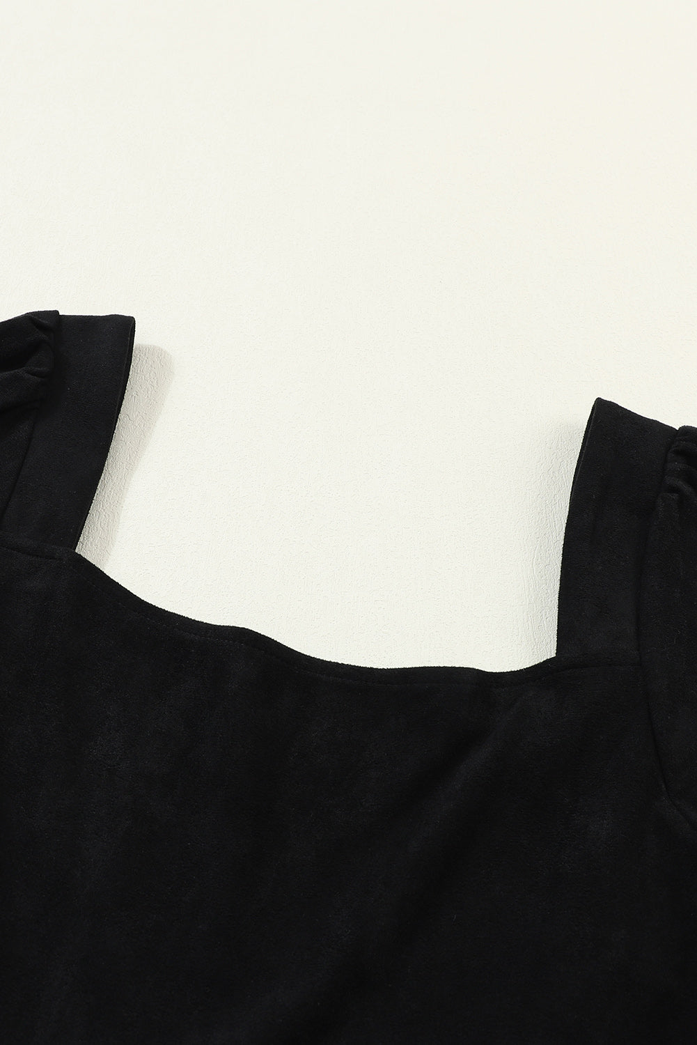 Črna obleka s kvadratnim izrezom in napihnjenimi rokavi iz semiša