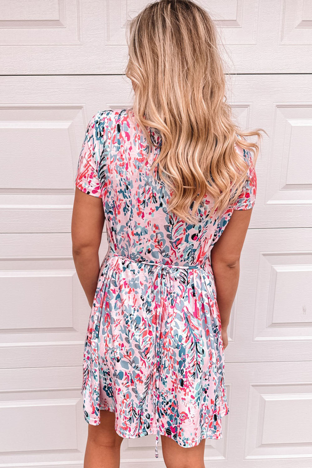 Višebojna mini haljina kratkih rukava na vezanje s cvjetnim printom