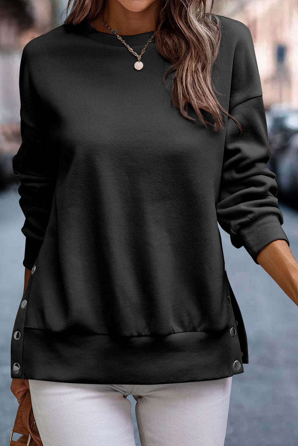 Hellrosa Pullover-Sweatshirt mit Druckknöpfen und seitlichen Schlitzen
