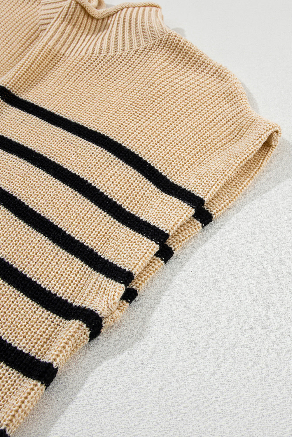 Maglione a collo alto lavorato a maglia a coste a righe pergamena