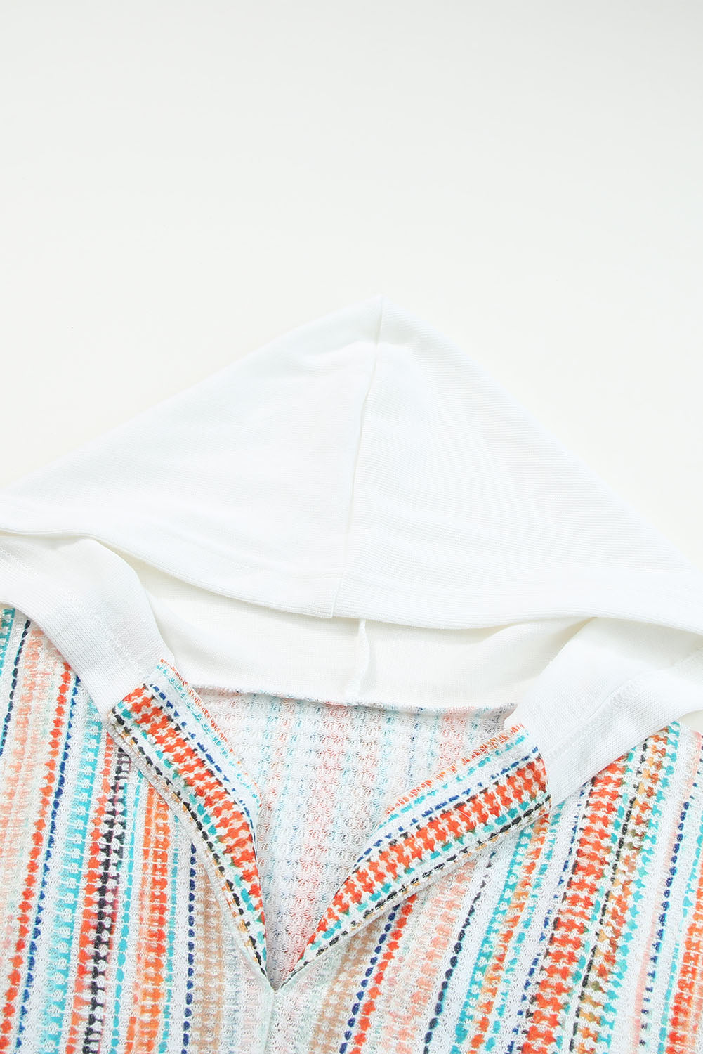 Pletena majica s kapuljačom na višebojne pruge s V izrezom i spuštenim ramenima