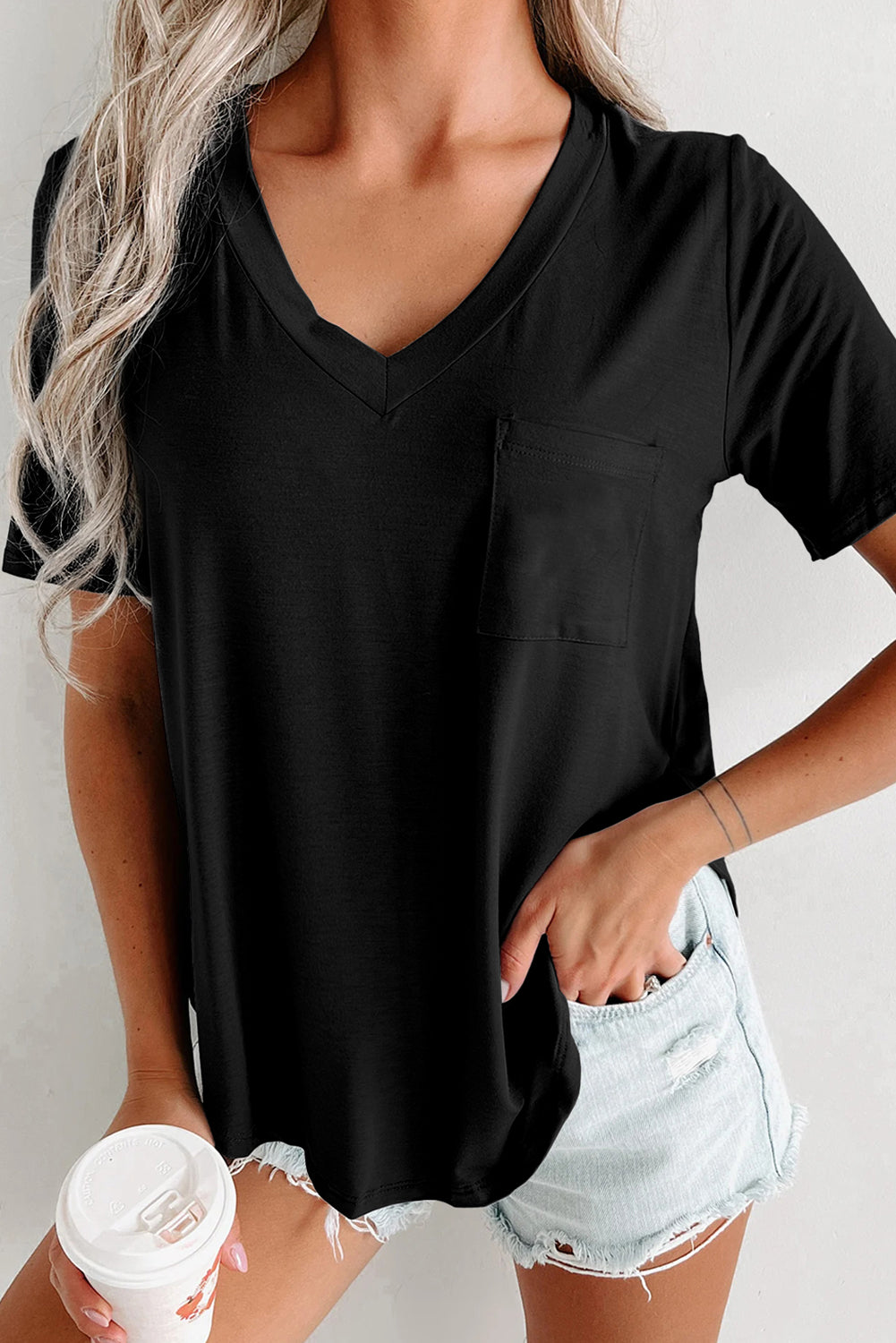 Schwarzes T-Shirt mit V-Ausschnitt, Taschen und abgerundetem Saum