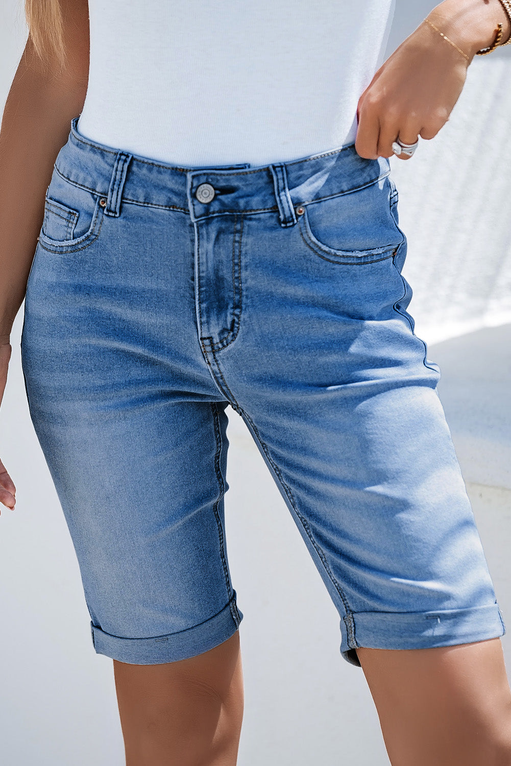 Jeans corti bermuda con bordo arrotolato, lavaggio acido, colore azzurro cielo