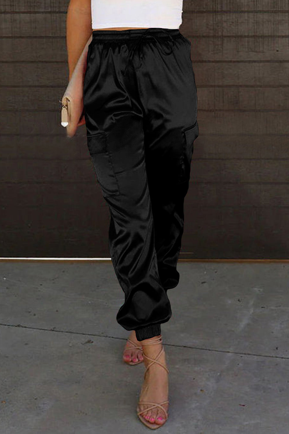 Pantalon noir en satin avec poches et cordon de serrage à taille élastique