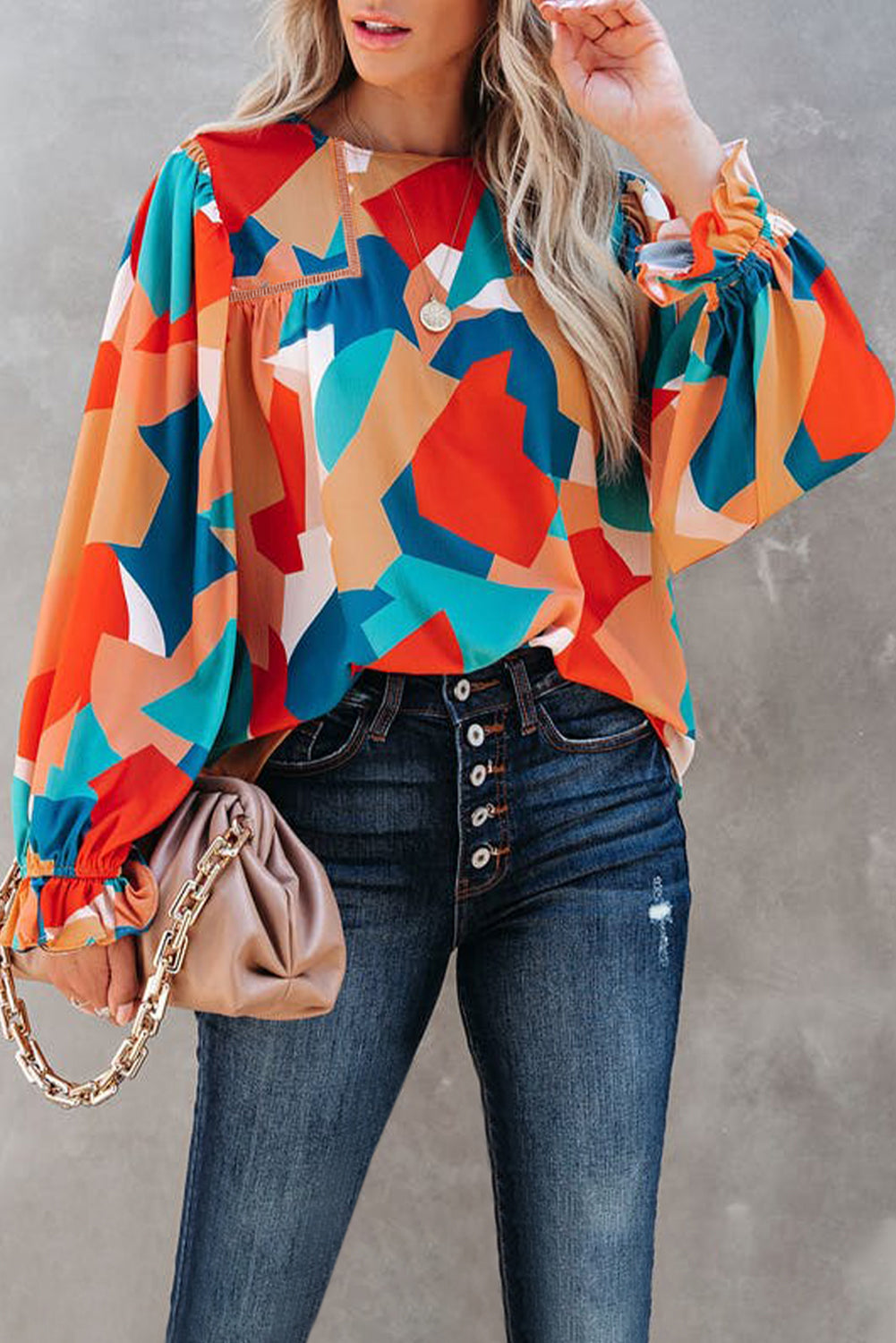 Večbarvna bluza z abstraktnim vzorcem in naborkimi puf rokavi