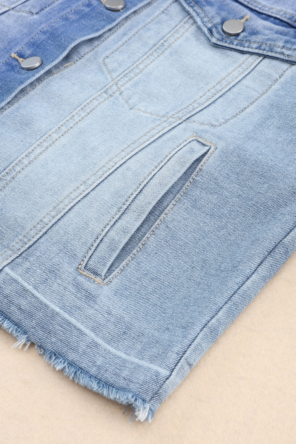 Veste en jean bleu ciel avec ourlet effiloché et patchwork
