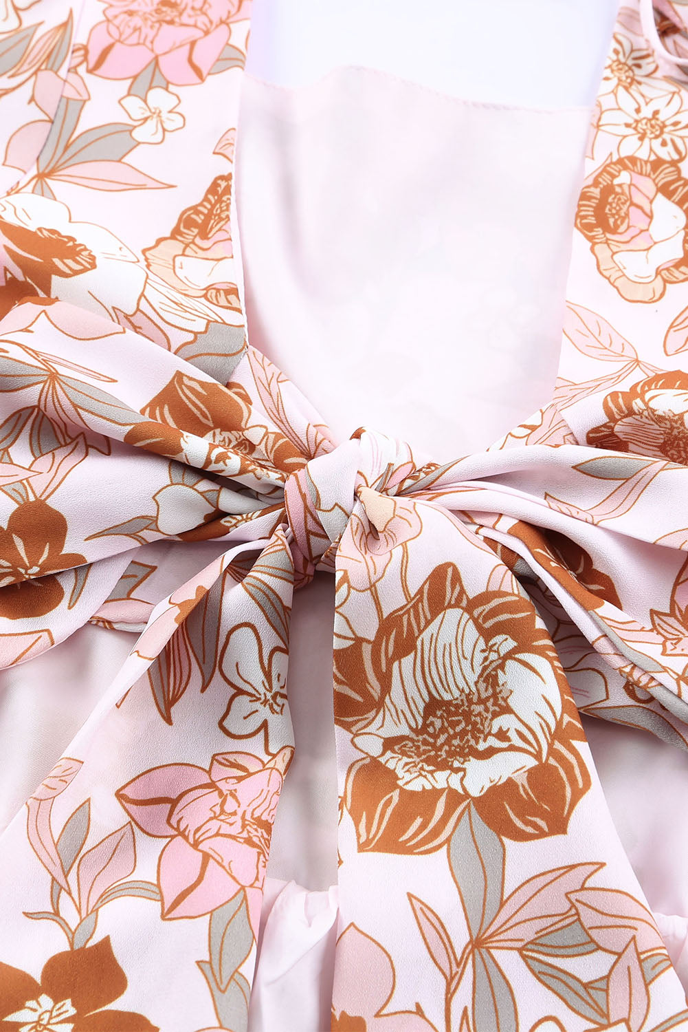 Weißes, rückenfreies Minikleid mit eckigem Ausschnitt, Blumenmuster, Schleife und Knoten