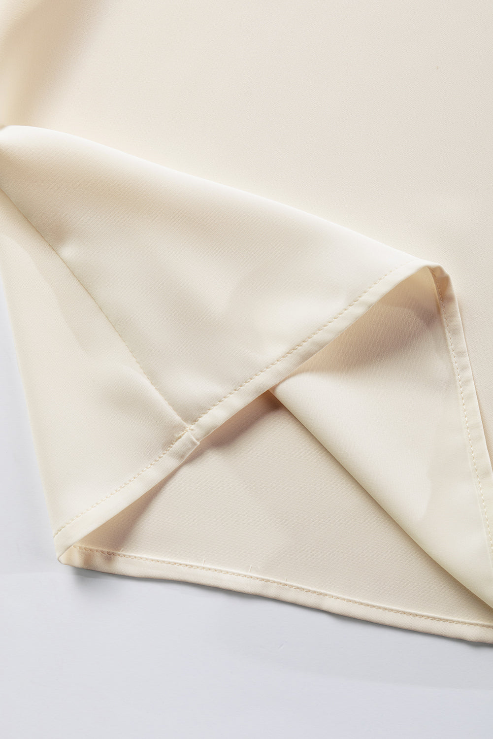 Bela bluza z bleščicami in rokavi iz patchwork v izrezu