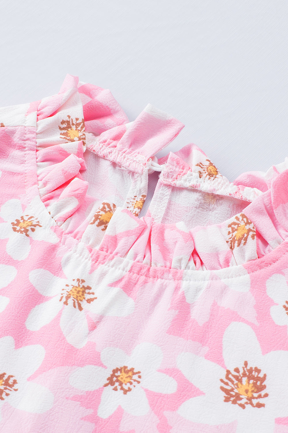 Rožnata bluza z naborki in sladkim cvetličnim vzorcem