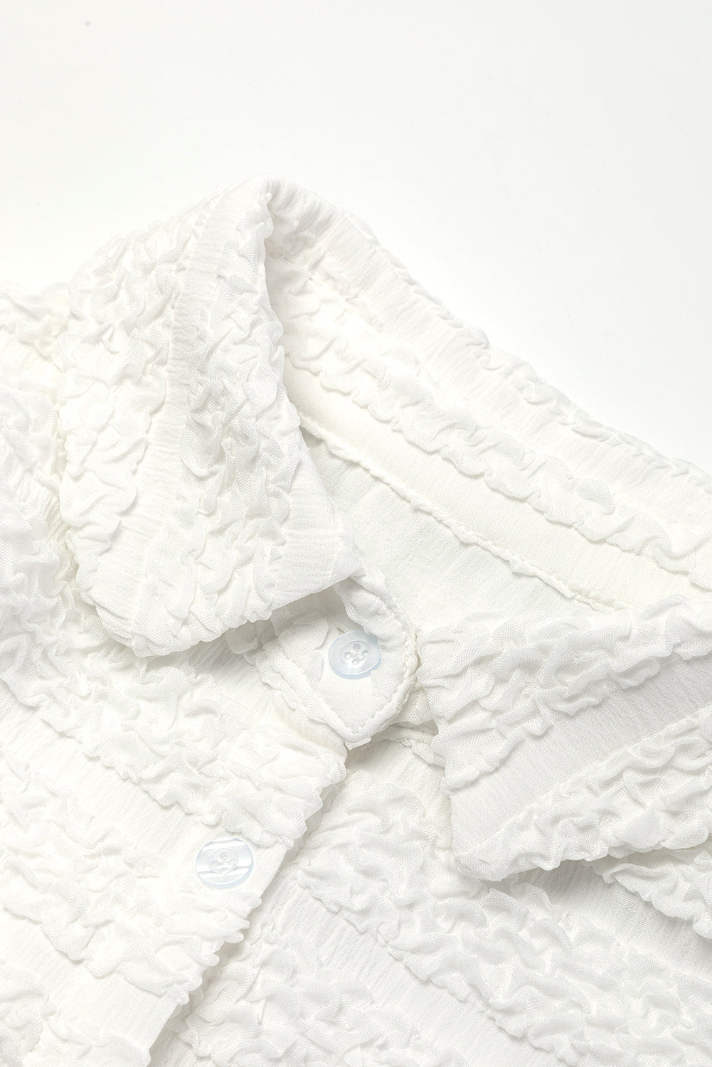 Bele teksturirane črtaste majice s kratkimi rokavi in ​​komplet kratkih hlač