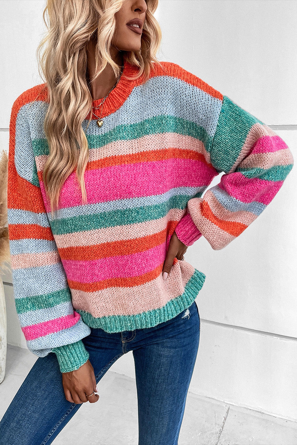 Večbarvni črtasto pleten pulover z napihnjenimi rokavi na spuščena ramena