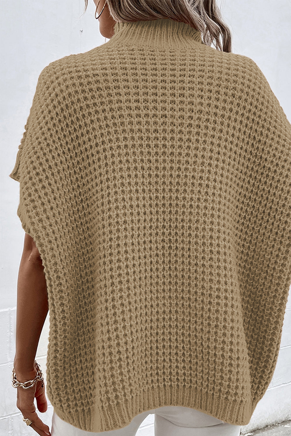 Svjetlo francuski bež pleteni pulover s visokim izrezom i kratkim šišmiš rukavima