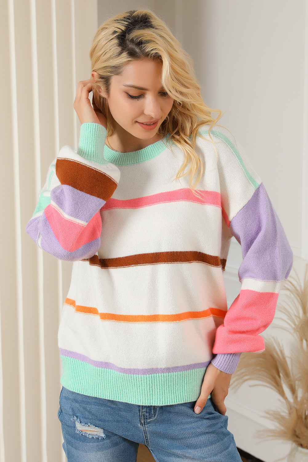 Pulover na spuštena ramena s višebojnim prugama u boji