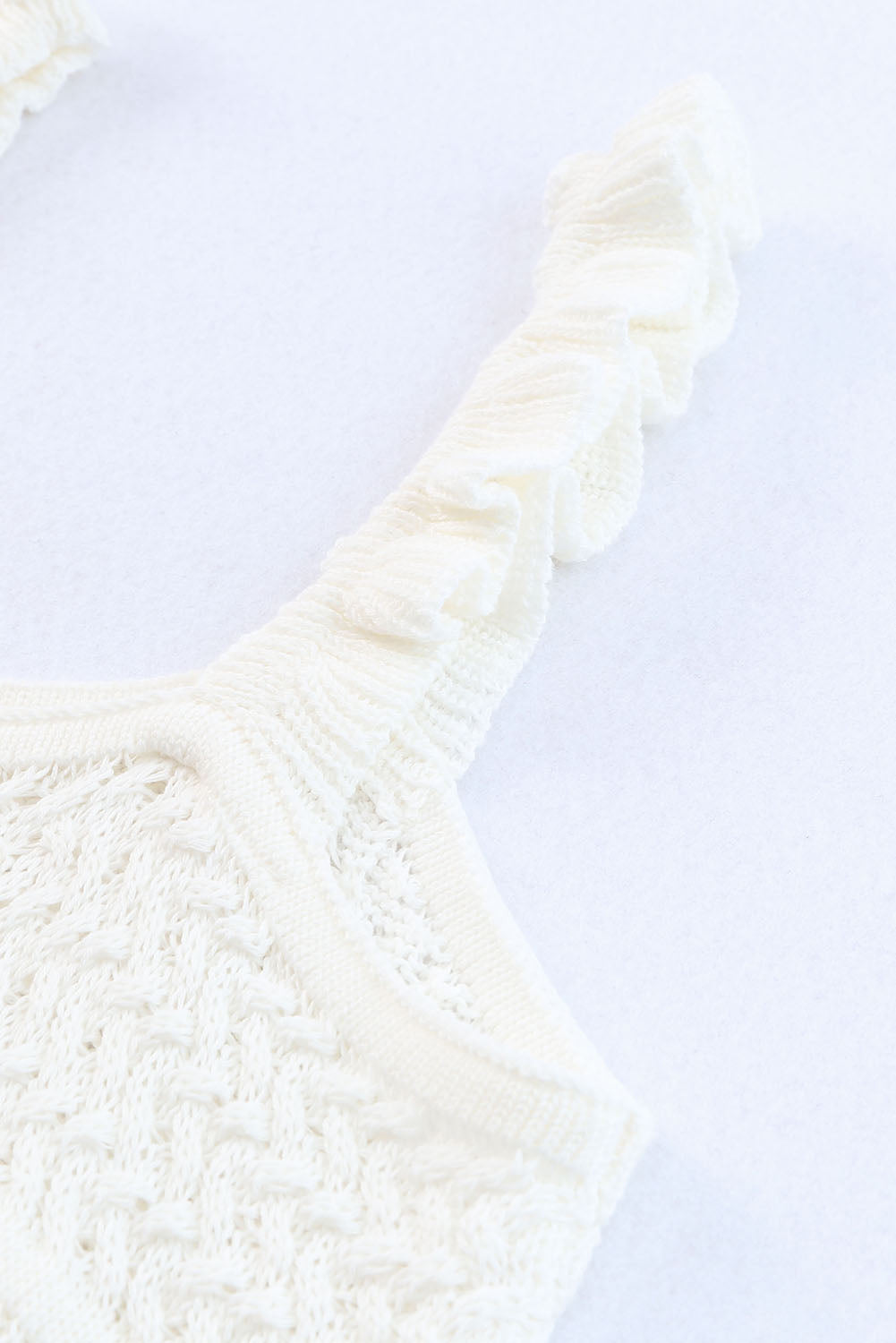 Kvačkana pletena majica brez rokavov z belimi naborki