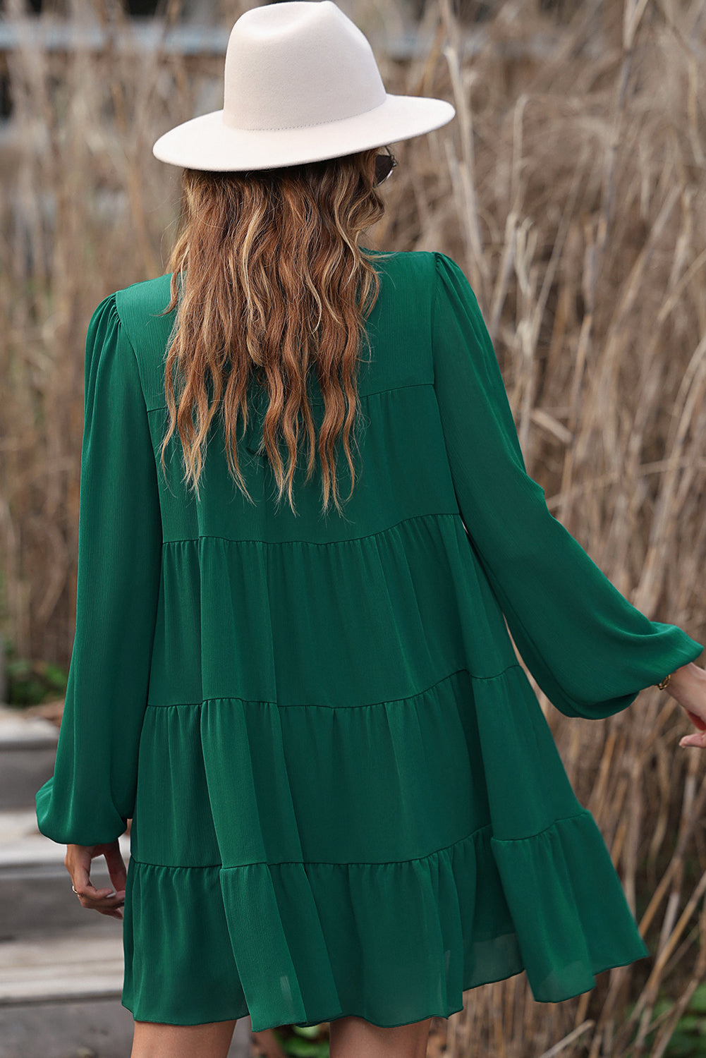 Grünes, gestuftes Kleid mit Puffärmeln, Stehkragen und Knoten am Rücken