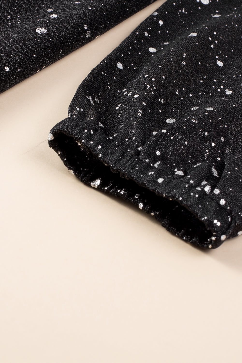 Črna bleščeča mrežasta obleka z dolgimi rokavi in ​​v-izrezom