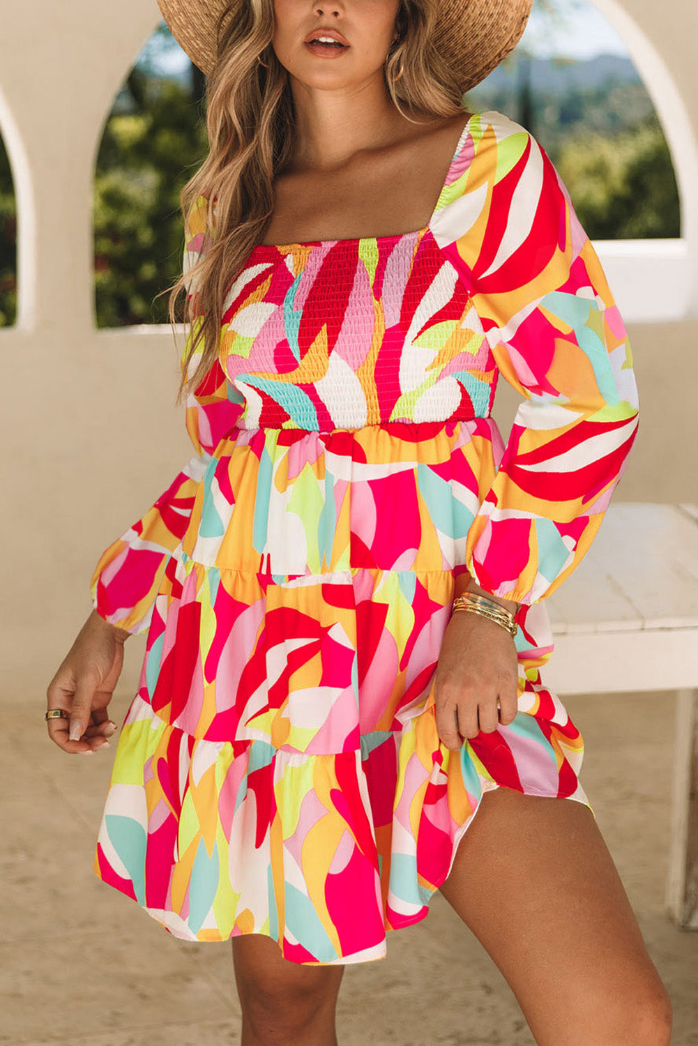 Mehrfarbiges Kleid mit abstraktem Print, gesmokten Puffärmeln und quadratischem Ausschnitt