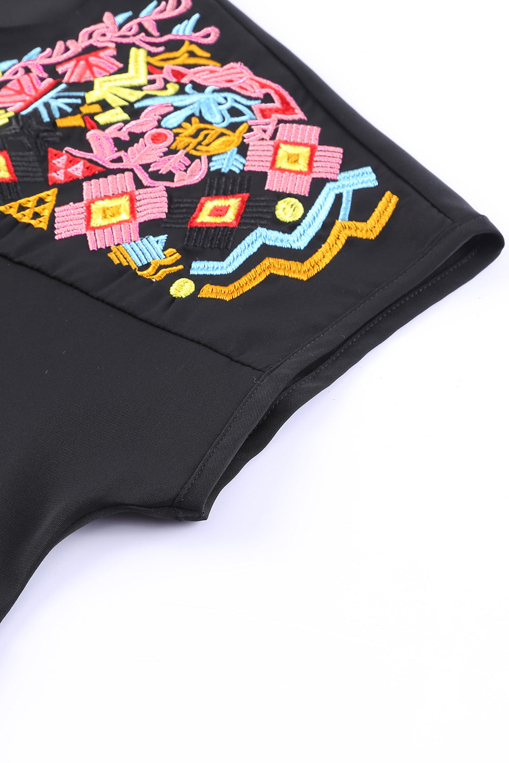 Črna bluza s kratkimi rokavi z vezenimi cvetovi in ​​geometrijskimi motivi