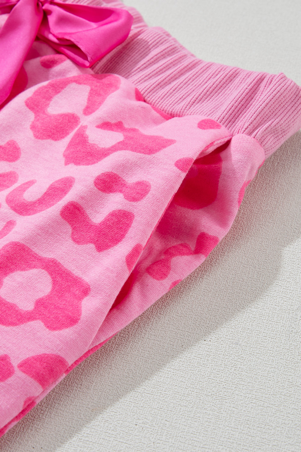 Ružičasta majica s leopard uzorkom i kratke hlače sa satenskom kravatom, dnevni set