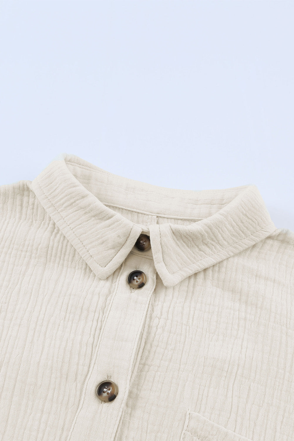 Robe beige avec poches boutonnées et cordon de serrage à la taille