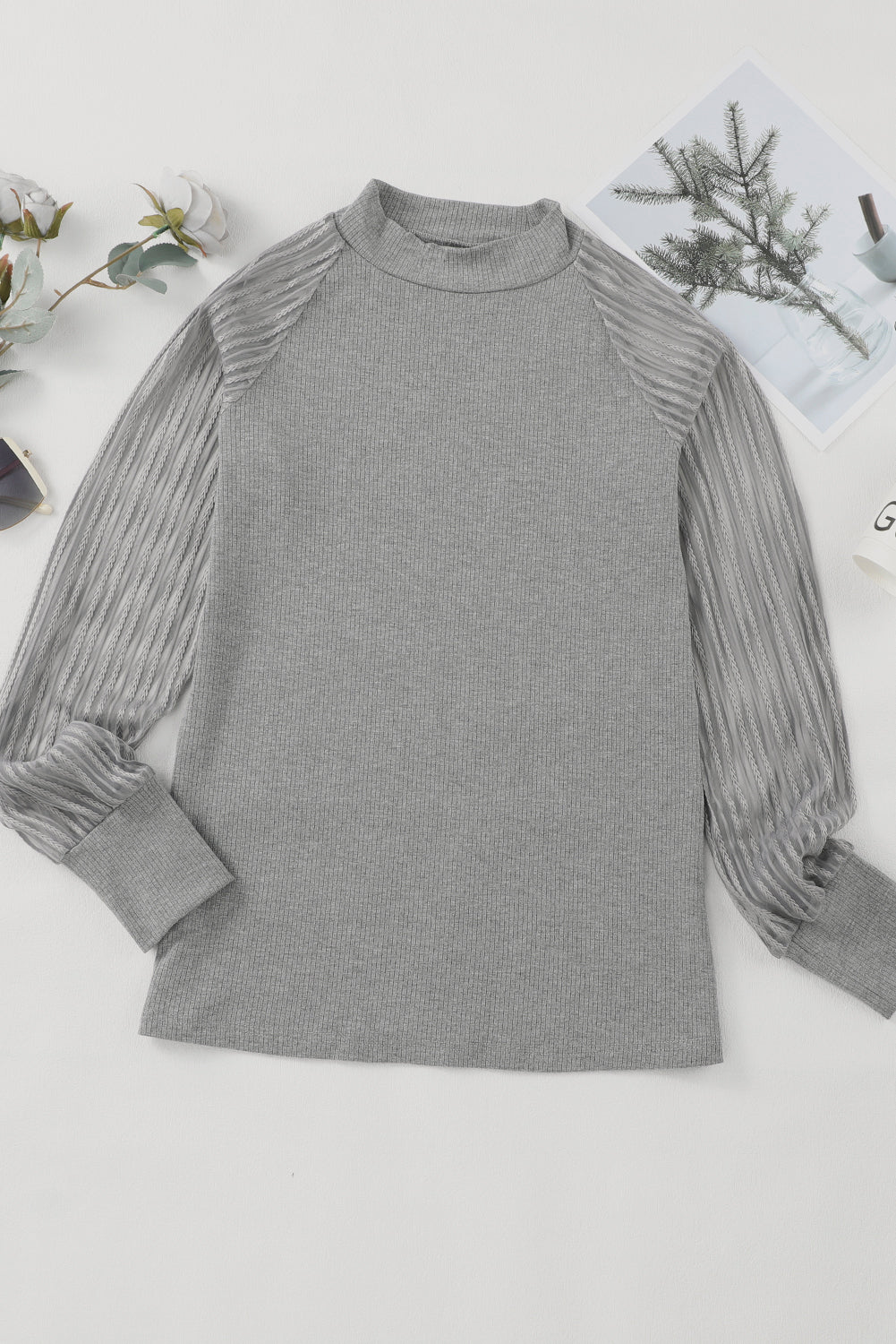 Siva črtasta mrežasta majica z dolgimi rokavi in ​​okroglim izrezom