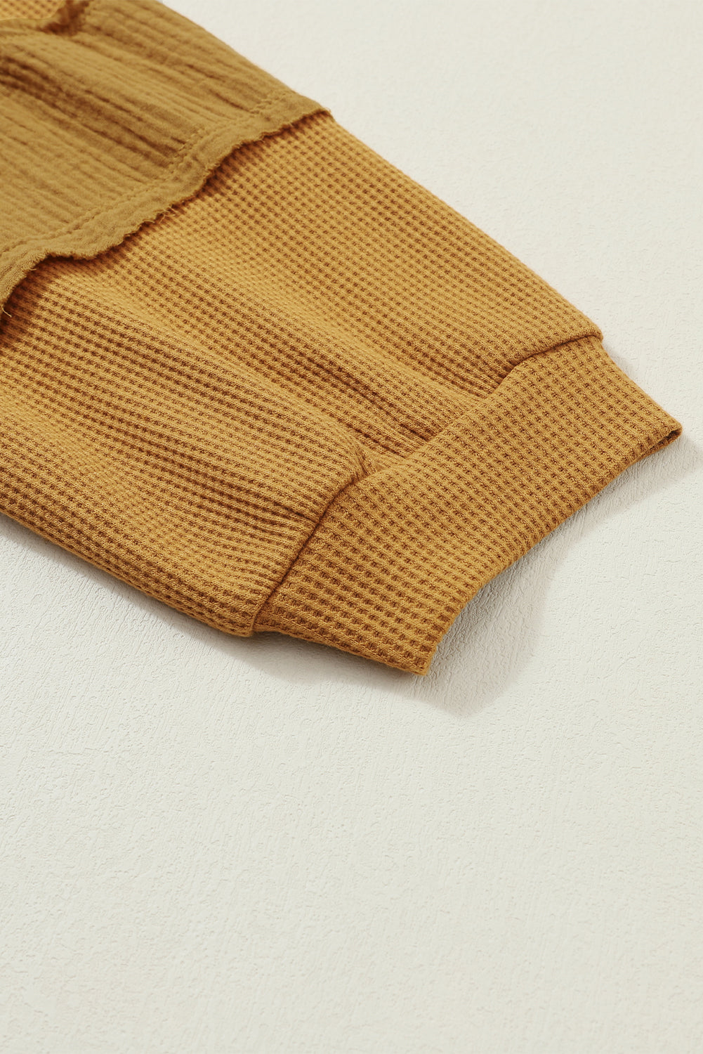 Izloženi šavovi, patchwork pleteni gornji dio s mjehurastim rukavima