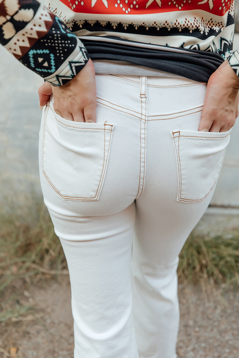 Jeans svasati con bottoni e spacchi invecchiati bianchi lavati chiari