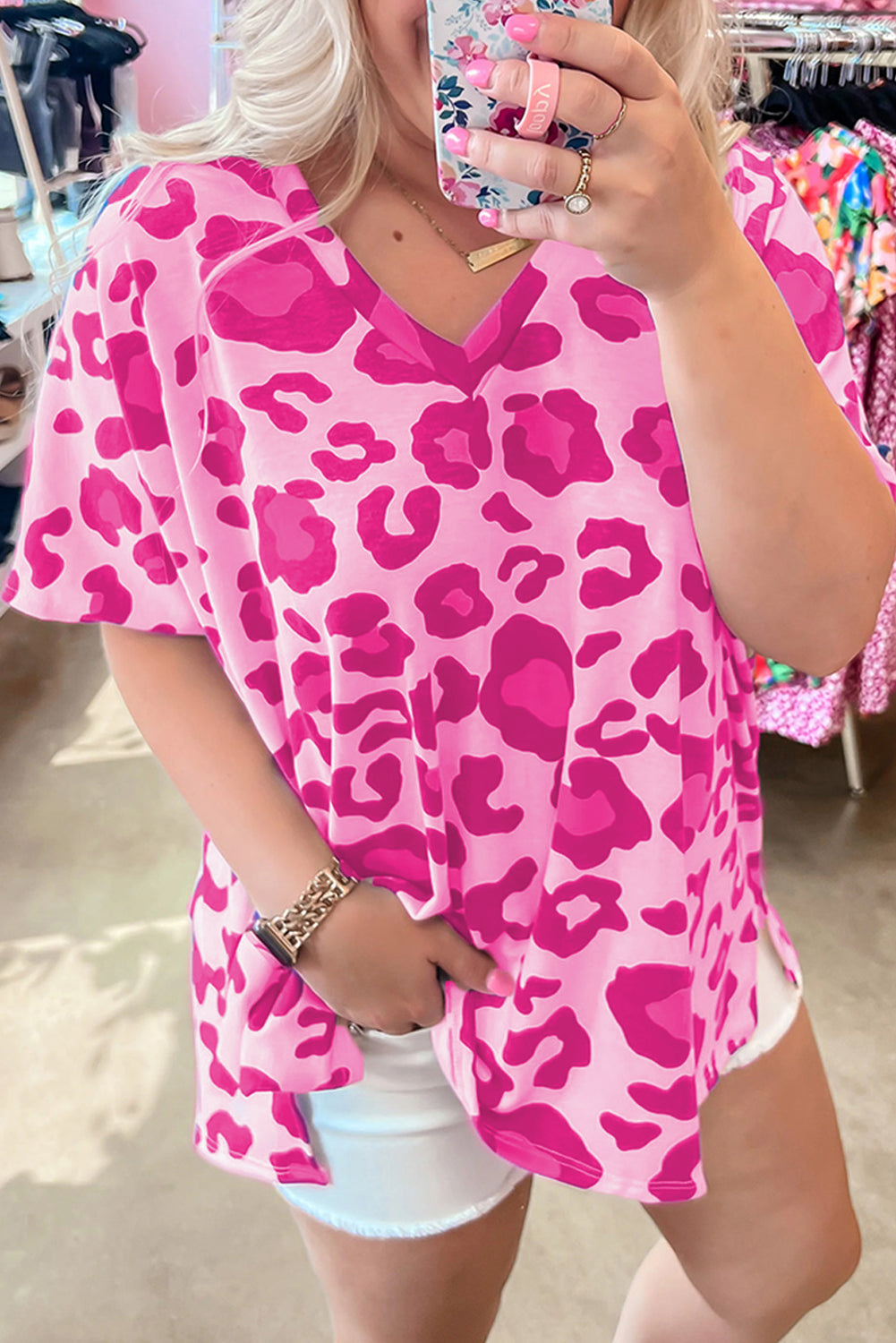 Majica z velikimi v-izrezi in leopardjim potiskom v obliki rožnatega leoparda