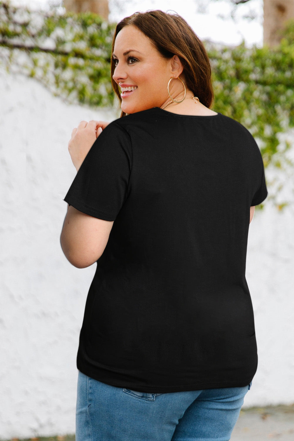 Schwarzes Plus-Size-T-Shirt mit Paillettenbesatz, V-Ausschnitt und Brusttasche