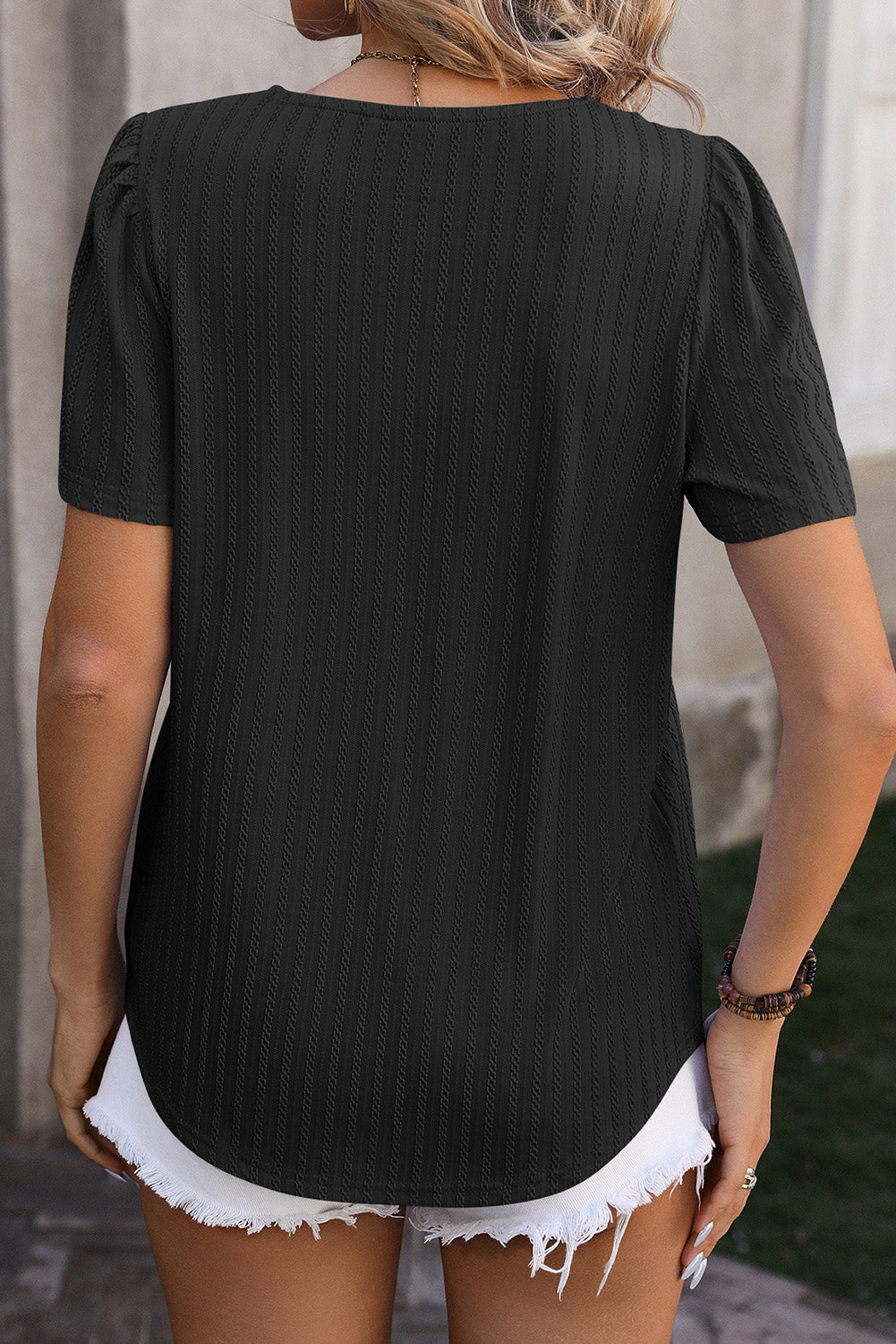 Črna elegantna majica s kratkimi rokavi in ​​kvadratnim izrezom
