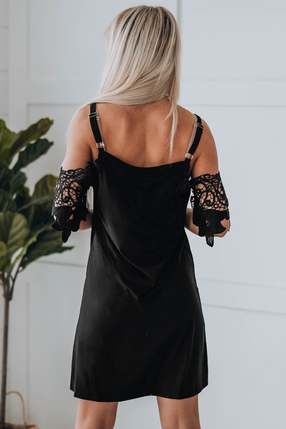 Črna mini obleka s hladnimi rameni