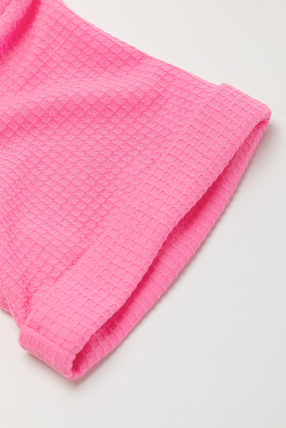 Svetlo roza teksturirana majica s kratkimi rokavi in ​​žepi na prsih