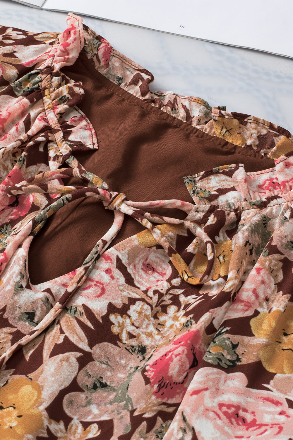 Rožnata bluza z razcepljenim ovratnikom s cvetličnim vzorcem