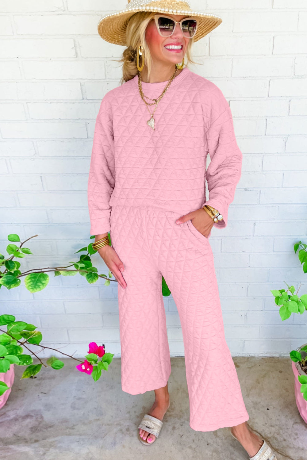 Rosa einfarbiges Outfit mit gestepptem Pullover und Hose