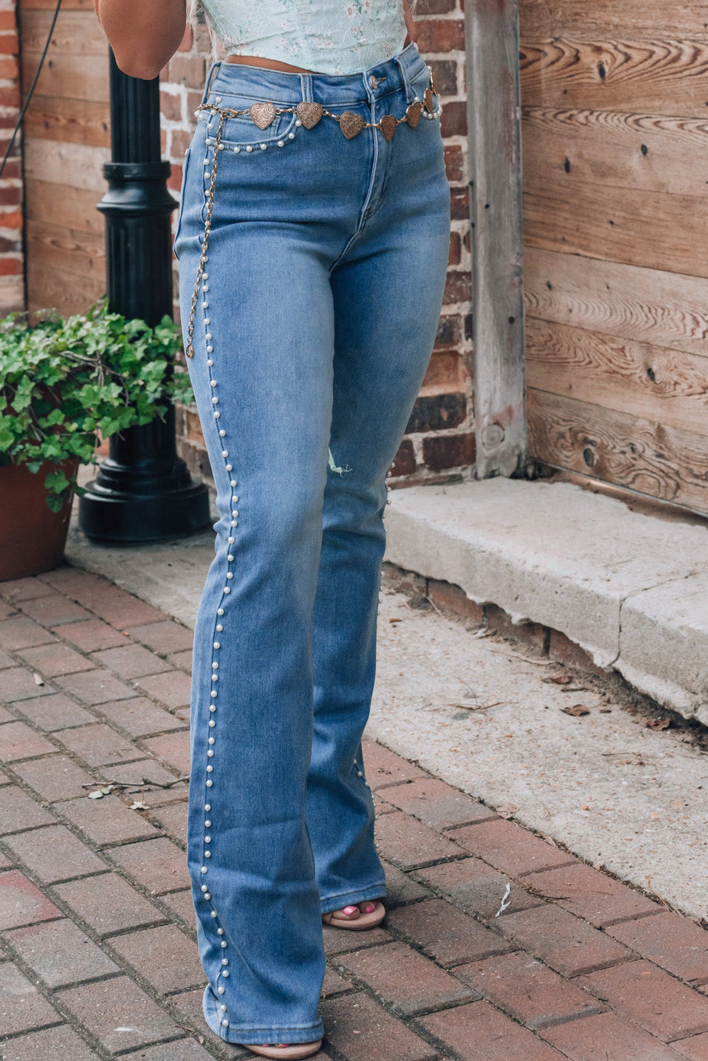 Bootcut-Jeans aus Denim in Dämmerungsblau mit Perlen