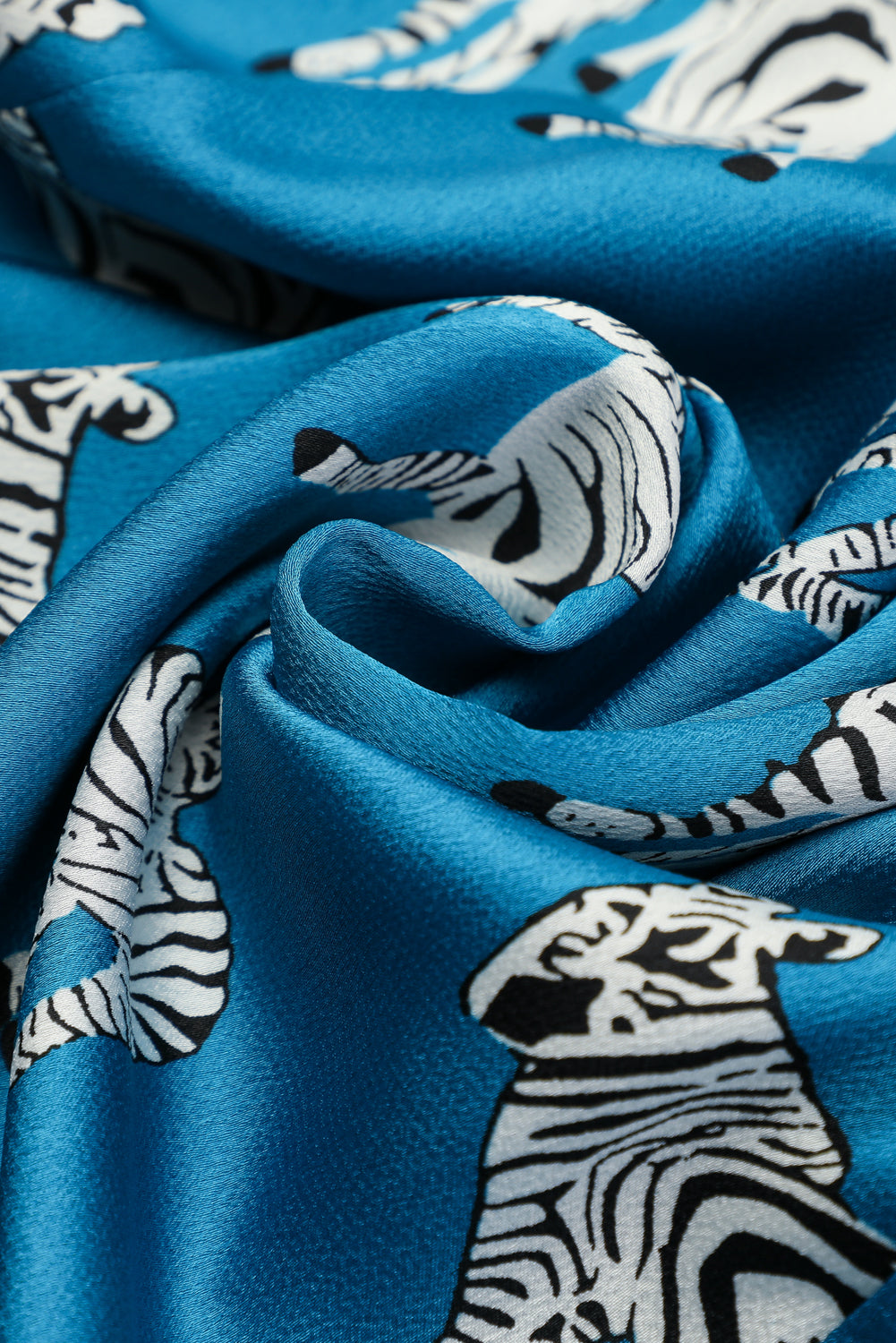 Blau bedrucktes, plissiertes Hemd-Tunika-Kleid mit Zebramuster